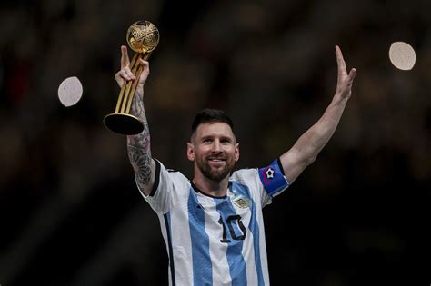 messi with the world cup trophy